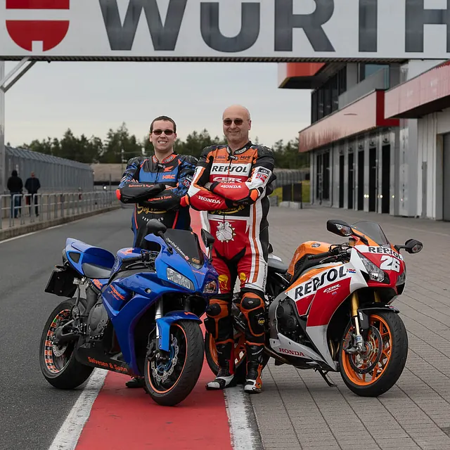 To mc-førere står bak racingsykler under Würth-skilt på bane.