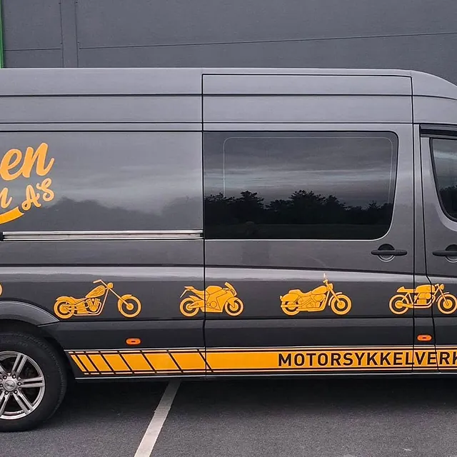 Grå varebil med Salvesen og Sønn As logo
