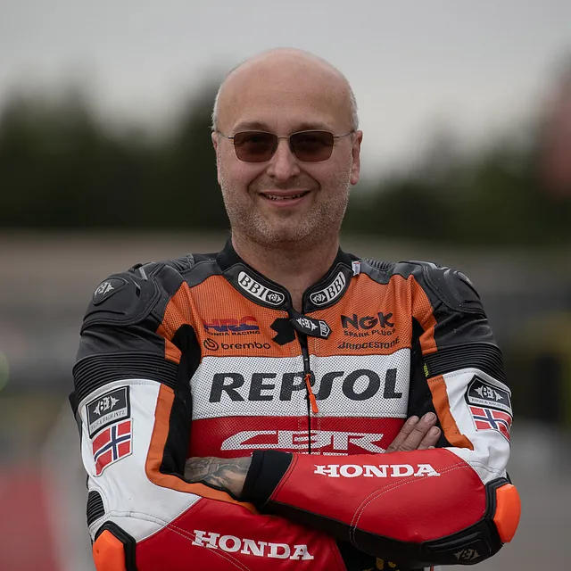 Portrett av mc-fører i Repsol Honda racing-drakt.