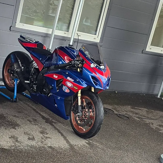 Rød og blå motorsykkel