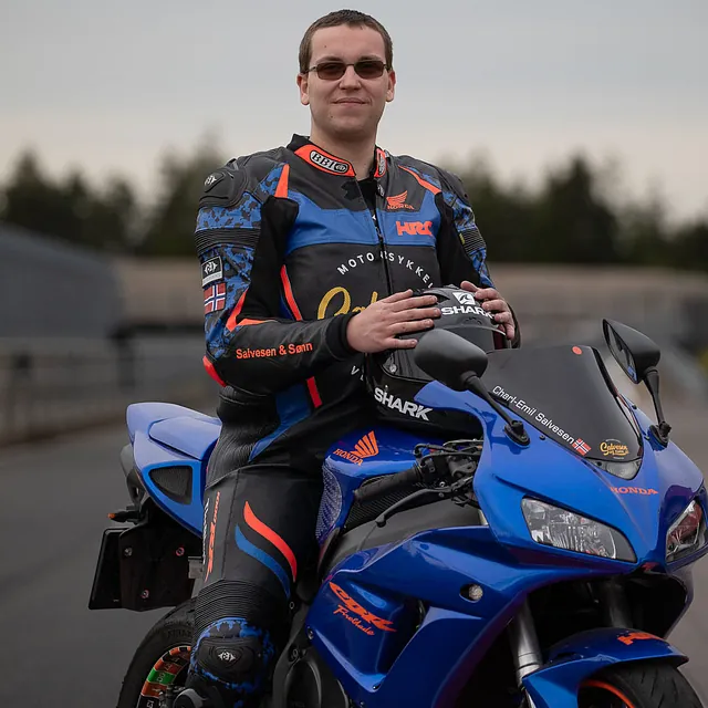 Mc-fører på blå racingsykkel.